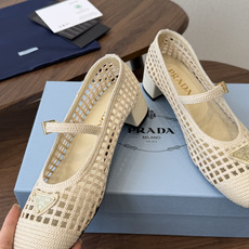Prada 26ss普拉达最新走秀款圆头蝴蝶结高跟鞋 复古老钱风露跟凉鞋时尚界久违的极简之美 时髦又精致 Prada 26ss普拉达最新走秀款圆头蝴蝶结高跟鞋 复古老钱风露跟凉鞋时尚界久违的极简之美 时髦又精致
