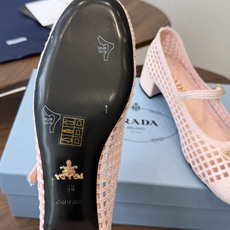 Prada 26ss普拉达最新走秀款圆头蝴蝶结高跟鞋 复古老钱风露跟凉鞋时尚界久违的极简之美 时髦又精致 Prada 26ss普拉达最新走秀款圆头蝴蝶结高跟鞋 复古老钱风露跟凉鞋时尚界久违的极简之美 时髦又精致