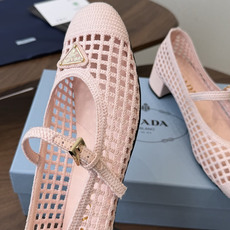 Prada 26ss普拉达最新走秀款圆头蝴蝶结高跟鞋 复古老钱风露跟凉鞋时尚界久违的极简之美 时髦又精致 Prada 26ss普拉达最新走秀款圆头蝴蝶结高跟鞋 复古老钱风露跟凉鞋时尚界久违的极简之美 时髦又精致