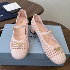 Prada 26ss普拉达最新走秀款圆头蝴蝶结高跟鞋 复古老钱风露跟凉鞋时尚界久违的极简之美 时髦又精致 Prada 26ss普拉达最新走秀款圆头蝴蝶结高跟鞋 复古老钱风露跟凉鞋时尚界久违的极简之美 时髦又精致