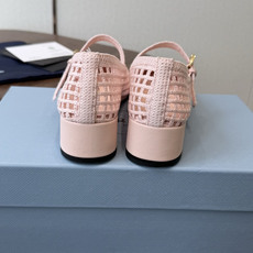 Prada 26ss普拉达最新走秀款圆头蝴蝶结高跟鞋 复古老钱风露跟凉鞋时尚界久违的极简之美 时髦又精致 Prada 26ss普拉达最新走秀款圆头蝴蝶结高跟鞋 复古老钱风露跟凉鞋时尚界久违的极简之美 时髦又精致