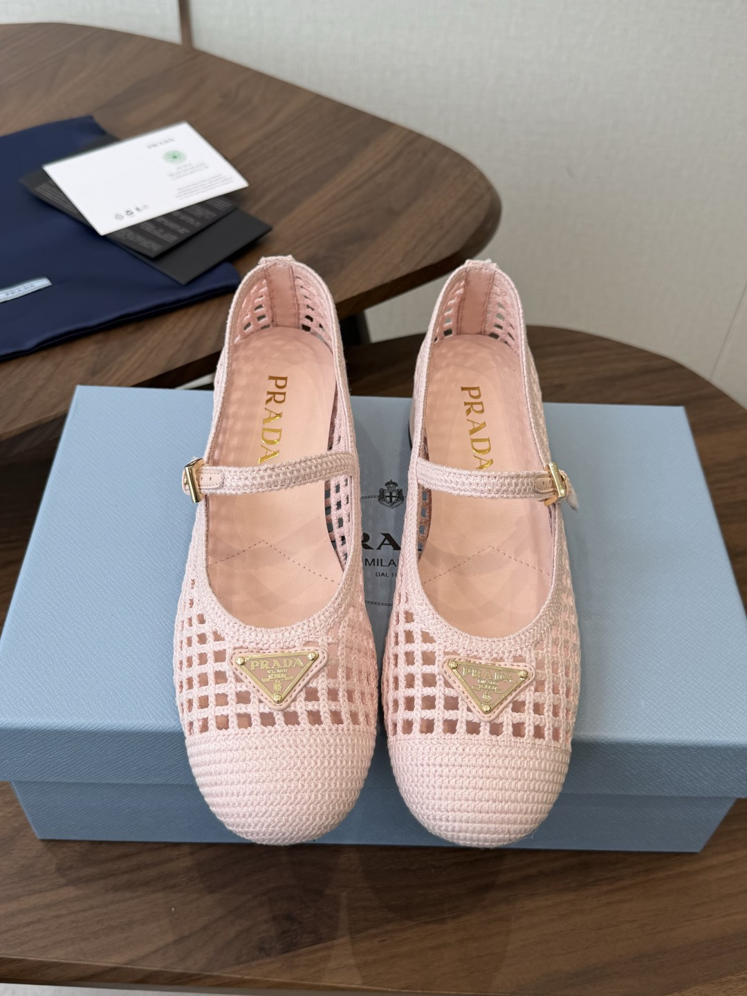 Prada 26ss普拉达最新走秀款圆头蝴蝶结高跟鞋 复古老钱风露跟凉鞋时尚界久违的极简之美 时髦又精致