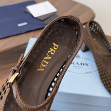 Prada 26ss普拉达最新走秀款圆头蝴蝶结高跟鞋 复古老钱风露跟凉鞋时尚界久违的极简之美 时髦又精致 Prada 26ss普拉达最新走秀款圆头蝴蝶结高跟鞋 复古老钱风露跟凉鞋时尚界久违的极简之美 时髦又精致