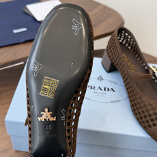 Prada 26ss普拉达最新走秀款圆头蝴蝶结高跟鞋 复古老钱风露跟凉鞋时尚界久违的极简之美 时髦又精致 Prada 26ss普拉达最新走秀款圆头蝴蝶结高跟鞋 复古老钱风露跟凉鞋时尚界久违的极简之美 时髦又精致