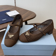 Prada 26ss普拉达最新走秀款圆头蝴蝶结高跟鞋 复古老钱风露跟凉鞋时尚界久违的极简之美 时髦又精致 Prada 26ss普拉达最新走秀款圆头蝴蝶结高跟鞋 复古老钱风露跟凉鞋时尚界久违的极简之美 时髦又精致