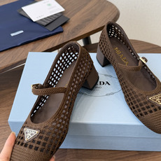 Prada 26ss普拉达最新走秀款圆头蝴蝶结高跟鞋 复古老钱风露跟凉鞋时尚界久违的极简之美 时髦又精致 Prada 26ss普拉达最新走秀款圆头蝴蝶结高跟鞋 复古老钱风露跟凉鞋时尚界久违的极简之美 时髦又精致