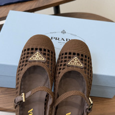 Prada 26ss普拉达最新走秀款圆头蝴蝶结高跟鞋 复古老钱风露跟凉鞋时尚界久违的极简之美 时髦又精致 Prada 26ss普拉达最新走秀款圆头蝴蝶结高跟鞋 复古老钱风露跟凉鞋时尚界久违的极简之美 时髦又精致