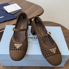 Prada 26ss普拉达最新走秀款圆头蝴蝶结高跟鞋 复古老钱风露跟凉鞋时尚界久违的极简之美 时髦又精致 Prada 26ss普拉达最新走秀款圆头蝴蝶结高跟鞋 复古老钱风露跟凉鞋时尚界久违的极简之美 时髦又精致
