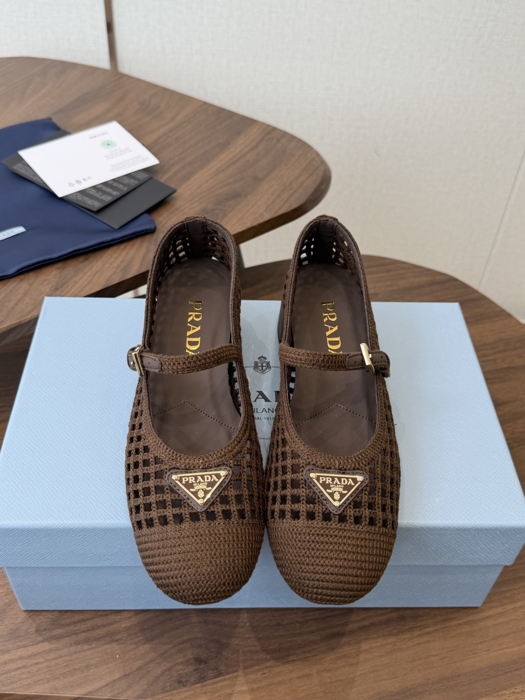 Prada 26ss普拉达最新走秀款圆头蝴蝶结高跟鞋 复古老钱风露跟凉鞋时尚界久违的极简之美 时髦又精致