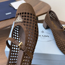 Prada 26ss普拉达最新走秀款圆头蝴蝶结高跟鞋 复古老钱风露跟凉鞋时尚界久违的极简之美 时髦又精致 Prada 26ss普拉达最新走秀款圆头蝴蝶结高跟鞋 复古老钱风露跟凉鞋时尚界久违的极简之美 时髦又精致