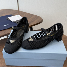 Prada 26ss普拉达最新走秀款圆头蝴蝶结高跟鞋 复古老钱风露跟凉鞋时尚界久违的极简之美 时髦又精致 Prada 26ss普拉达最新走秀款圆头蝴蝶结高跟鞋 复古老钱风露跟凉鞋时尚界久违的极简之美 时髦又精致