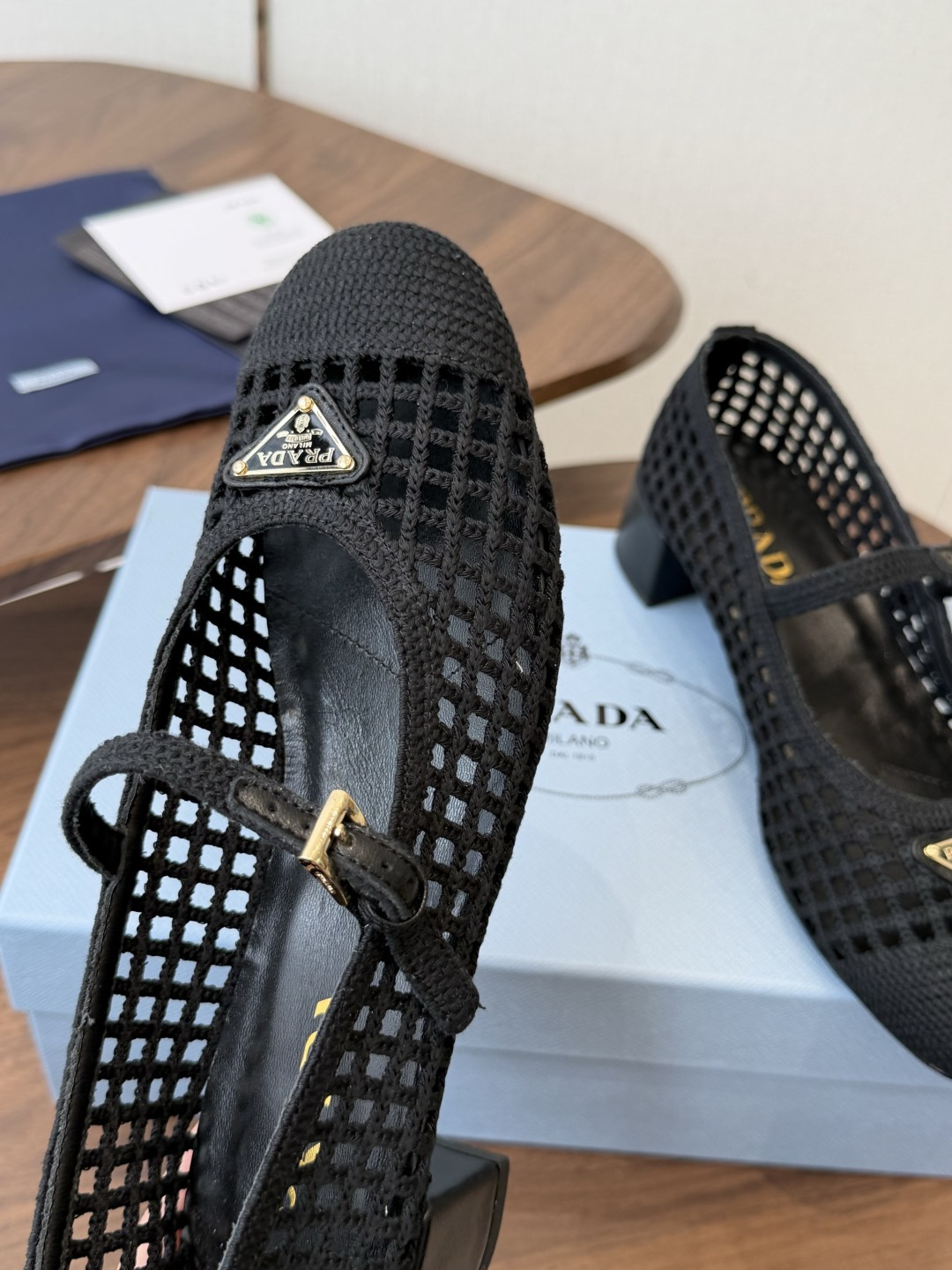 Prada 26ss普拉达最新走秀款圆头蝴蝶结高跟鞋 复古老钱风露跟凉鞋时尚界久违的极简之美 时髦又精致 Prada 26ss普拉达最新走秀款圆头蝴蝶结高跟鞋 复古老钱风露跟凉鞋时尚界久违的极简之美 时髦又精致
