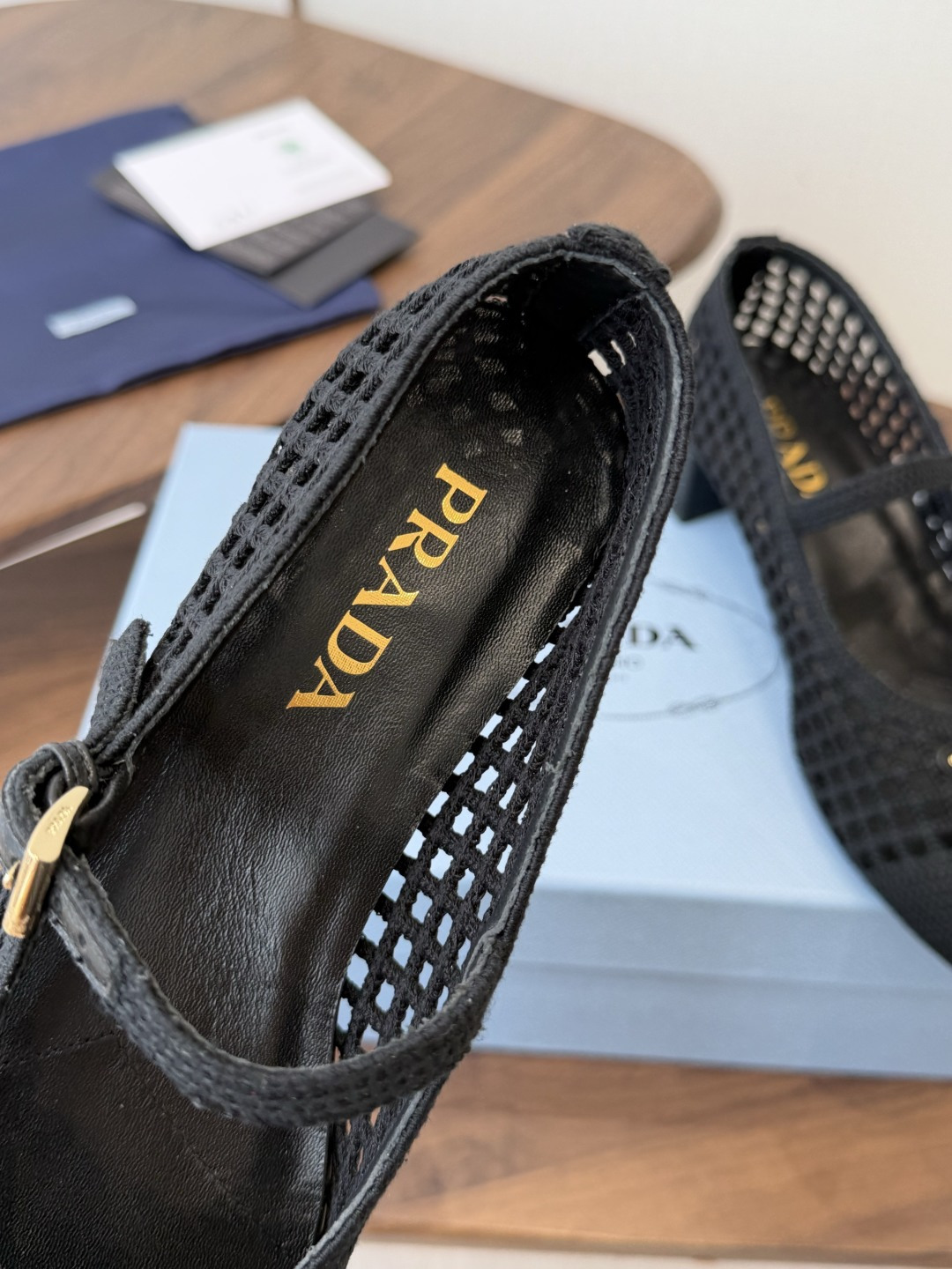 Prada 26ss普拉达最新走秀款圆头蝴蝶结高跟鞋 复古老钱风露跟凉鞋时尚界久违的极简之美 时髦又精致 Prada 26ss普拉达最新走秀款圆头蝴蝶结高跟鞋 复古老钱风露跟凉鞋时尚界久违的极简之美 时髦又精致