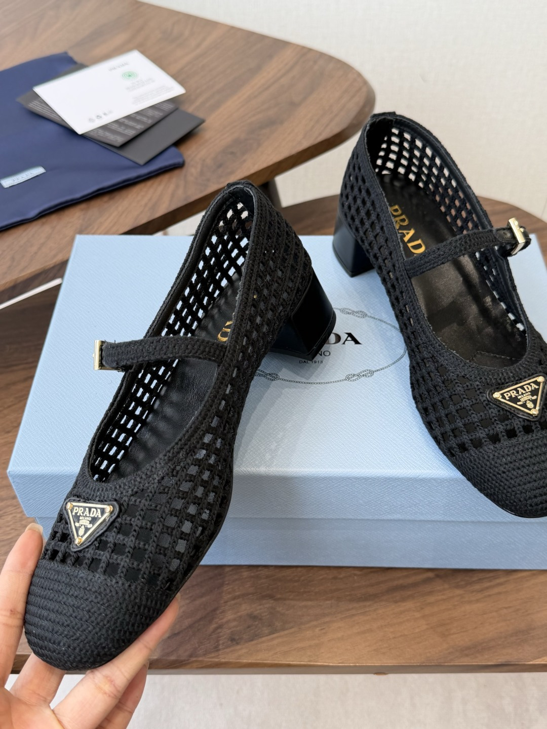 Prada 26ss普拉达最新走秀款圆头蝴蝶结高跟鞋 复古老钱风露跟凉鞋时尚界久违的极简之美 时髦又精致 Prada 26ss普拉达最新走秀款圆头蝴蝶结高跟鞋 复古老钱风露跟凉鞋时尚界久违的极简之美 时髦又精致