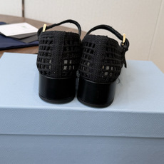 Prada 26ss普拉达最新走秀款圆头蝴蝶结高跟鞋 复古老钱风露跟凉鞋时尚界久违的极简之美 时髦又精致 Prada 26ss普拉达最新走秀款圆头蝴蝶结高跟鞋 复古老钱风露跟凉鞋时尚界久违的极简之美 时髦又精致