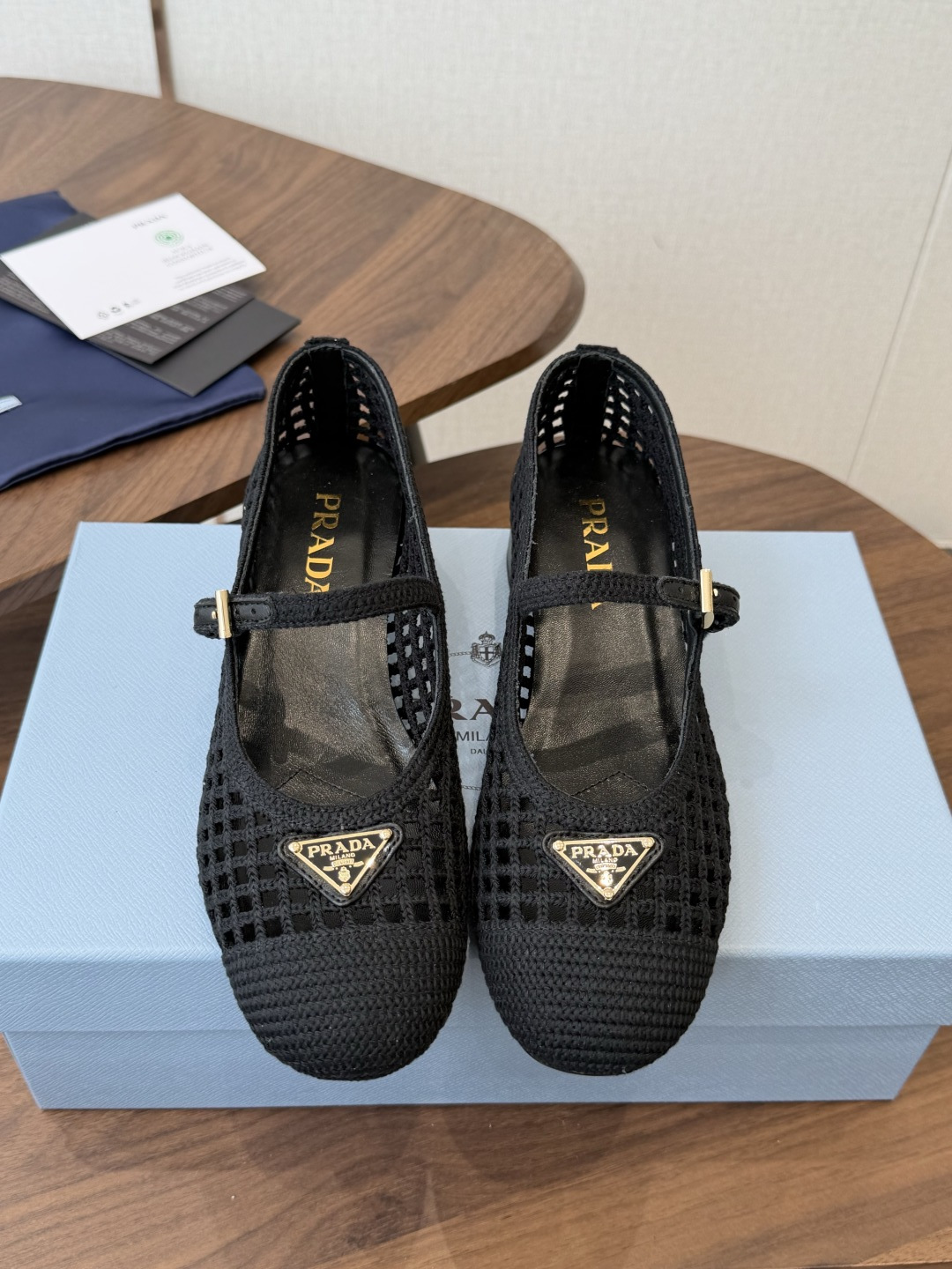 Prada 26ss普拉达最新走秀款圆头蝴蝶结高跟鞋 复古老钱风露跟凉鞋时尚界久违的极简之美 时髦又精致