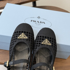 Prada 26ss普拉达最新走秀款圆头蝴蝶结高跟鞋 复古老钱风露跟凉鞋时尚界久违的极简之美 时髦又精致 Prada 26ss普拉达最新走秀款圆头蝴蝶结高跟鞋 复古老钱风露跟凉鞋时尚界久违的极简之美 时髦又精致