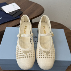 Prada 26ss普拉达最新走秀款圆头蝴蝶结高跟鞋 复古老钱风露跟凉鞋时尚界久违的极简之美 时髦又精致 Prada 26ss普拉达最新走秀款圆头蝴蝶结高跟鞋 复古老钱风露跟凉鞋时尚界久违的极简之美 时髦又精致