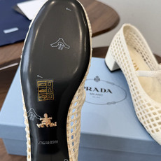 Prada 26ss普拉达最新走秀款圆头蝴蝶结高跟鞋 复古老钱风露跟凉鞋时尚界久违的极简之美 时髦又精致 Prada 26ss普拉达最新走秀款圆头蝴蝶结高跟鞋 复古老钱风露跟凉鞋时尚界久违的极简之美 时髦又精致