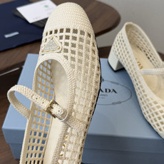 Prada 26ss普拉达最新走秀款圆头蝴蝶结高跟鞋 复古老钱风露跟凉鞋时尚界久违的极简之美 时髦又精致 Prada 26ss普拉达最新走秀款圆头蝴蝶结高跟鞋 复古老钱风露跟凉鞋时尚界久违的极简之美 时髦又精致