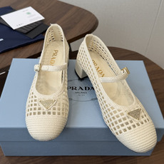 Prada 26ss普拉达最新走秀款圆头蝴蝶结高跟鞋 复古老钱风露跟凉鞋时尚界久违的极简之美 时髦又精致 Prada 26ss普拉达最新走秀款圆头蝴蝶结高跟鞋 复古老钱风露跟凉鞋时尚界久违的极简之美 时髦又精致