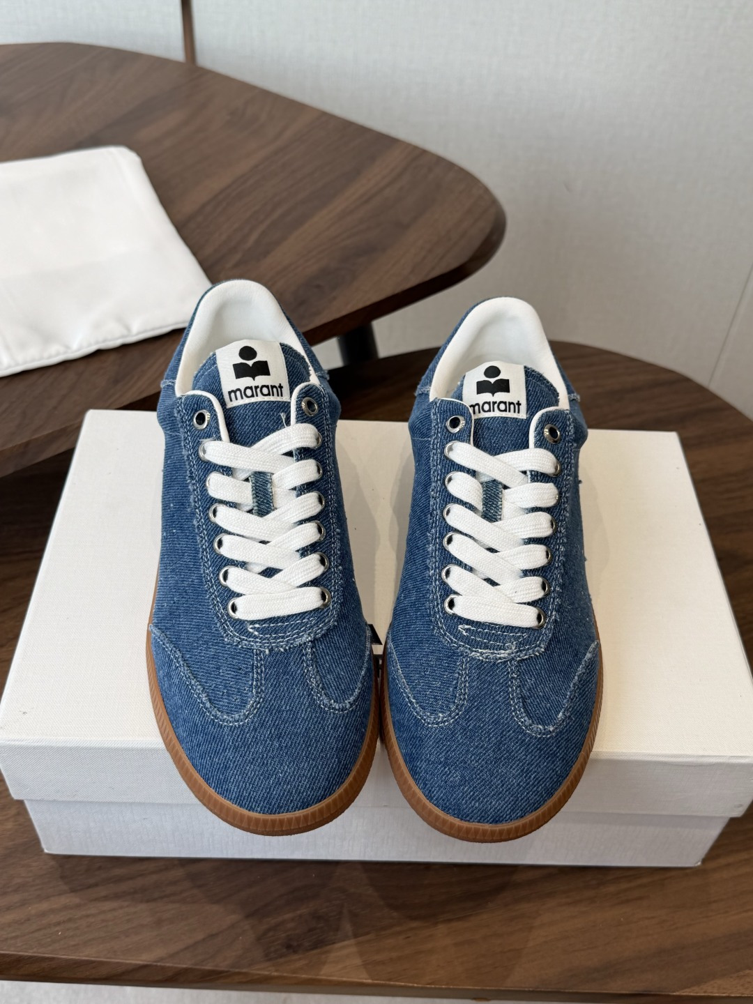 ISABEL.MARANT 伊莎贝尔·玛兰 26ss 新款小白鞋 以打破常规的不羁风格展现生活面貌，整个