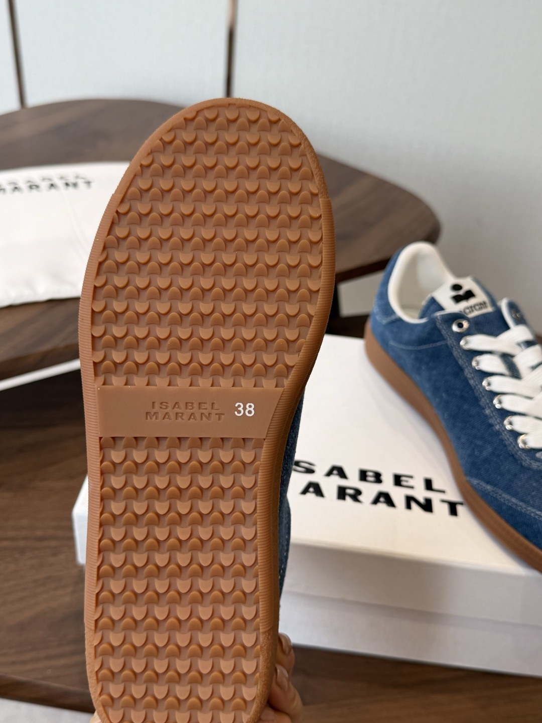 ISABEL.MARANT 伊莎贝尔·玛兰 26ss 新款小白鞋 以打破常规的不羁风格展现生活面貌,整个 ISABEL.MARANT 伊莎贝尔·玛兰 26ss 新款小白鞋 以打破常规的不羁风格展现生活面貌,整个