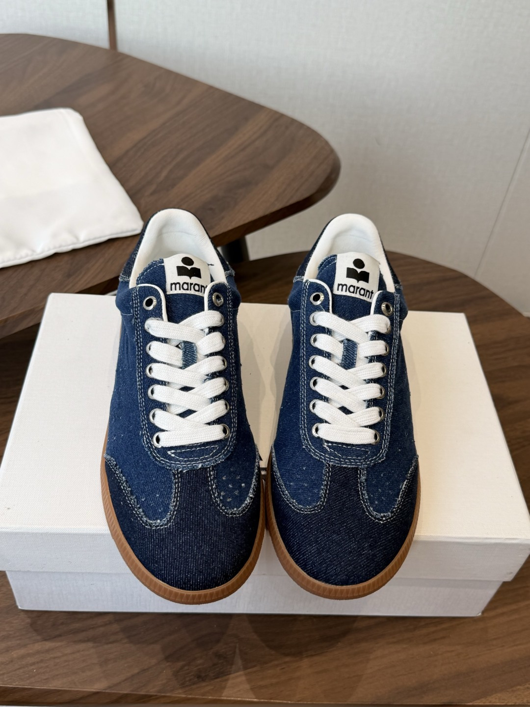 ISABEL.MARANT 伊莎贝尔·玛兰 26ss 新款小白鞋 以打破常规的不羁风格展现生活面貌，整个