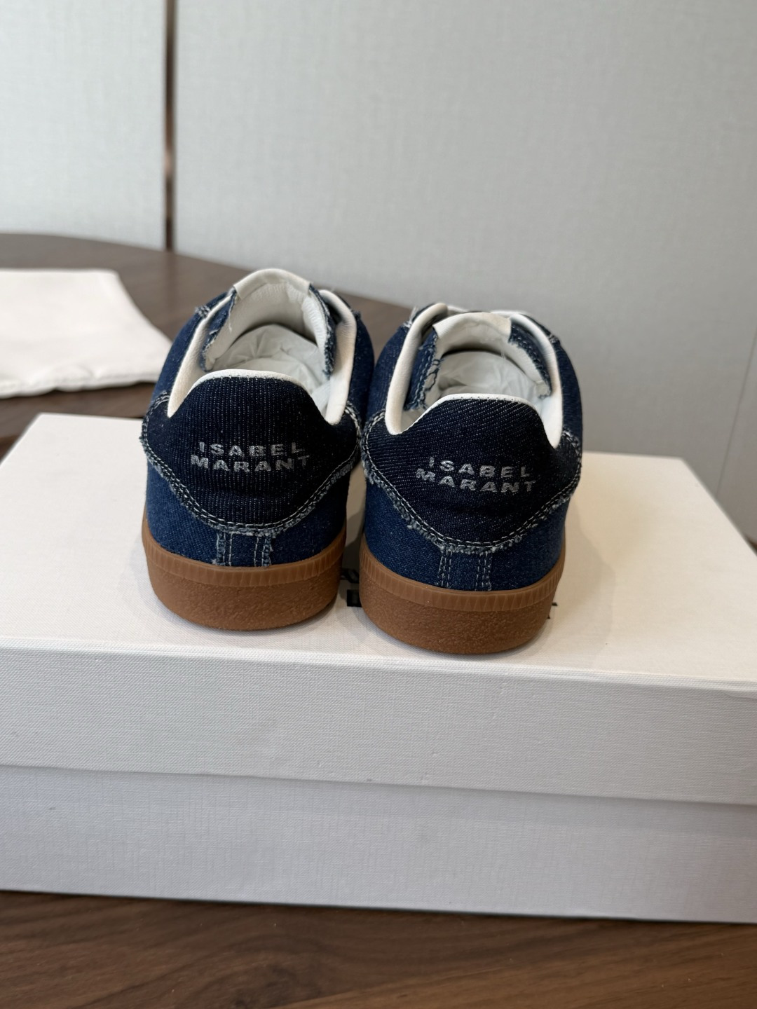 ISABEL.MARANT 伊莎贝尔·玛兰 26ss 新款小白鞋 以打破常规的不羁风格展现生活面貌,整个 ISABEL.MARANT 伊莎贝尔·玛兰 26ss 新款小白鞋 以打破常规的不羁风格展现生活面貌,整个