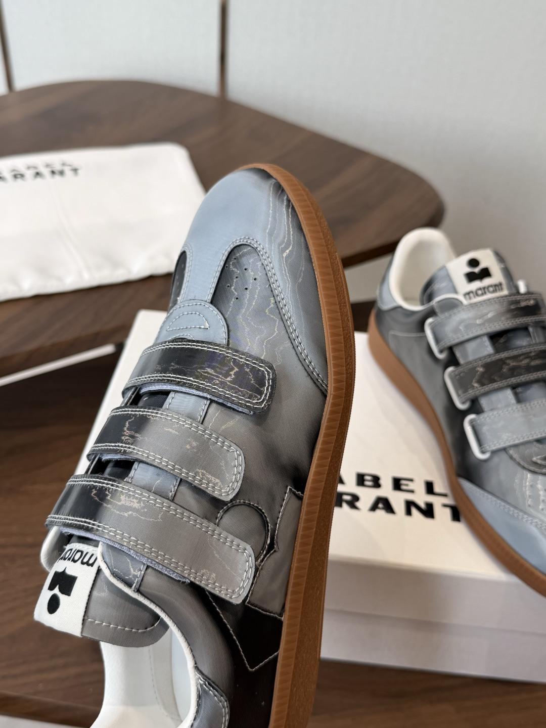 ISABEL.MARANT 伊莎贝尔·玛兰 26ss 新款小白鞋 以打破常规的不羁风格展现生活面貌，整个