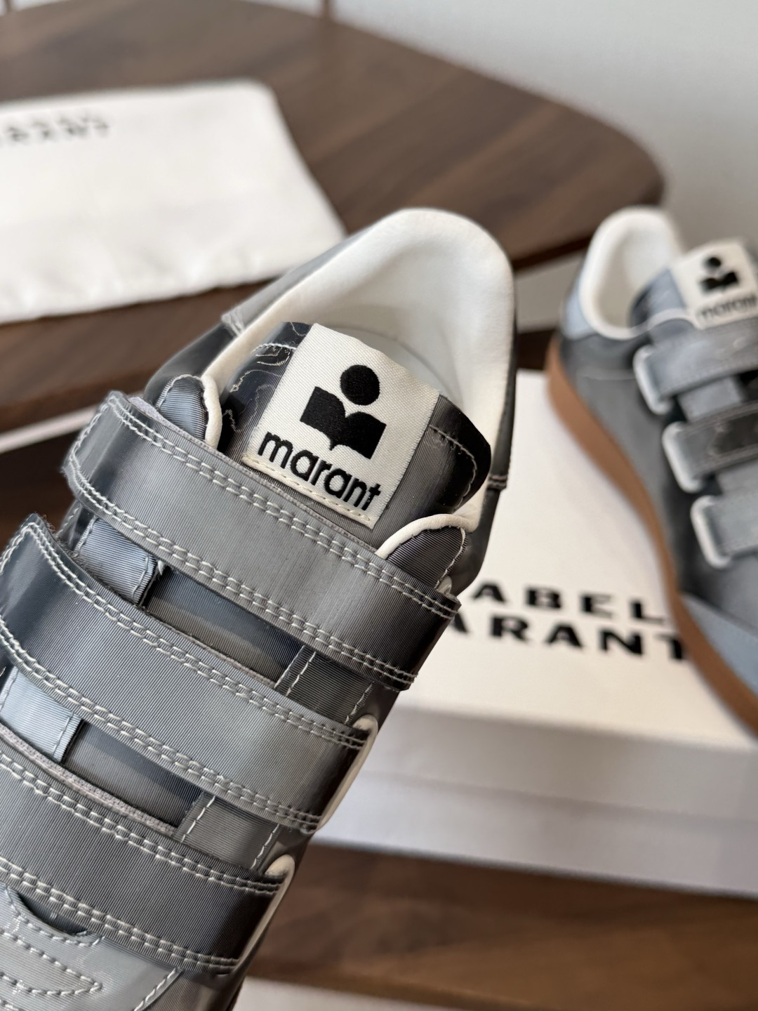 ISABEL.MARANT 伊莎贝尔·玛兰 26ss 新款小白鞋 以打破常规的不羁风格展现生活面貌，整个