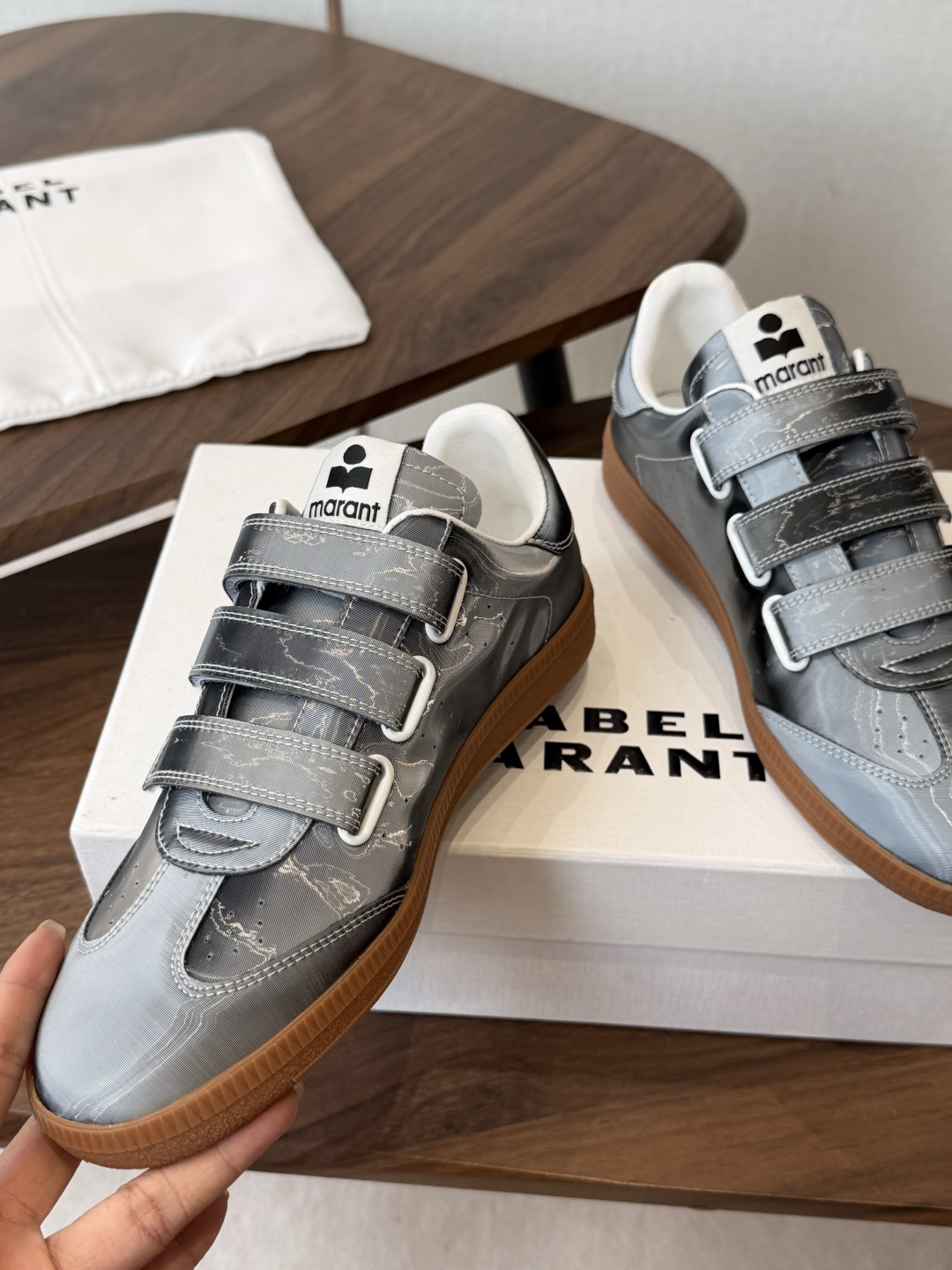 ISABEL.MARANT 伊莎贝尔·玛兰 26ss 新款小白鞋 以打破常规的不羁风格展现生活面貌，整个