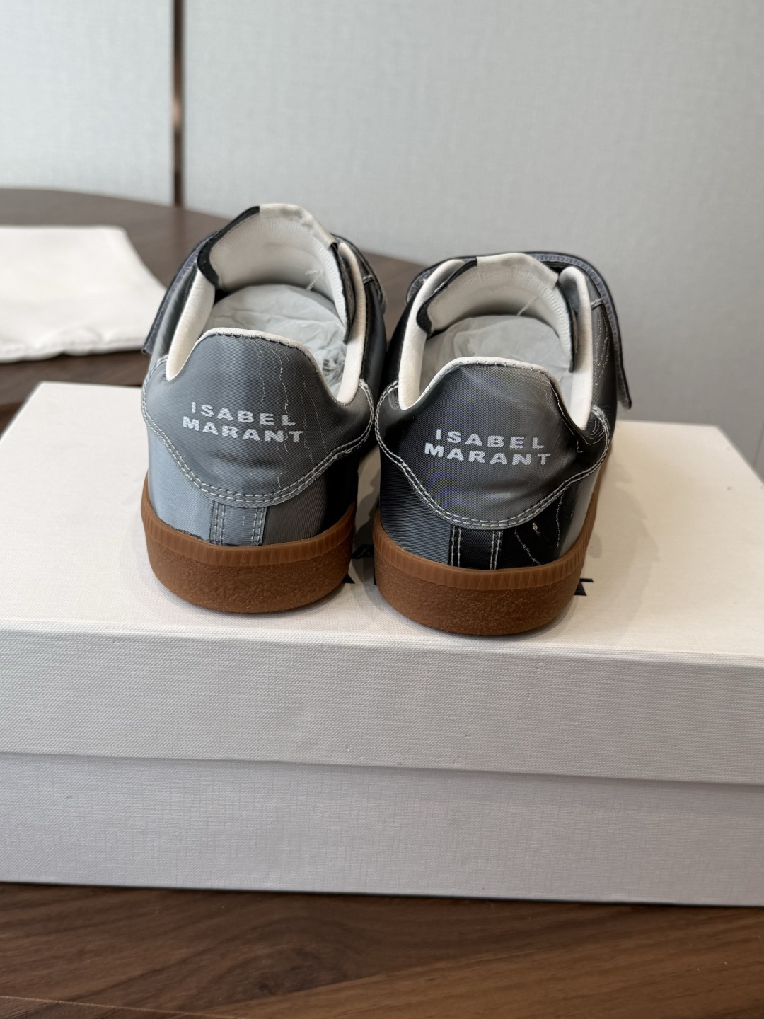 ISABEL.MARANT 伊莎贝尔·玛兰 26ss 新款小白鞋 以打破常规的不羁风格展现生活面貌，整个
