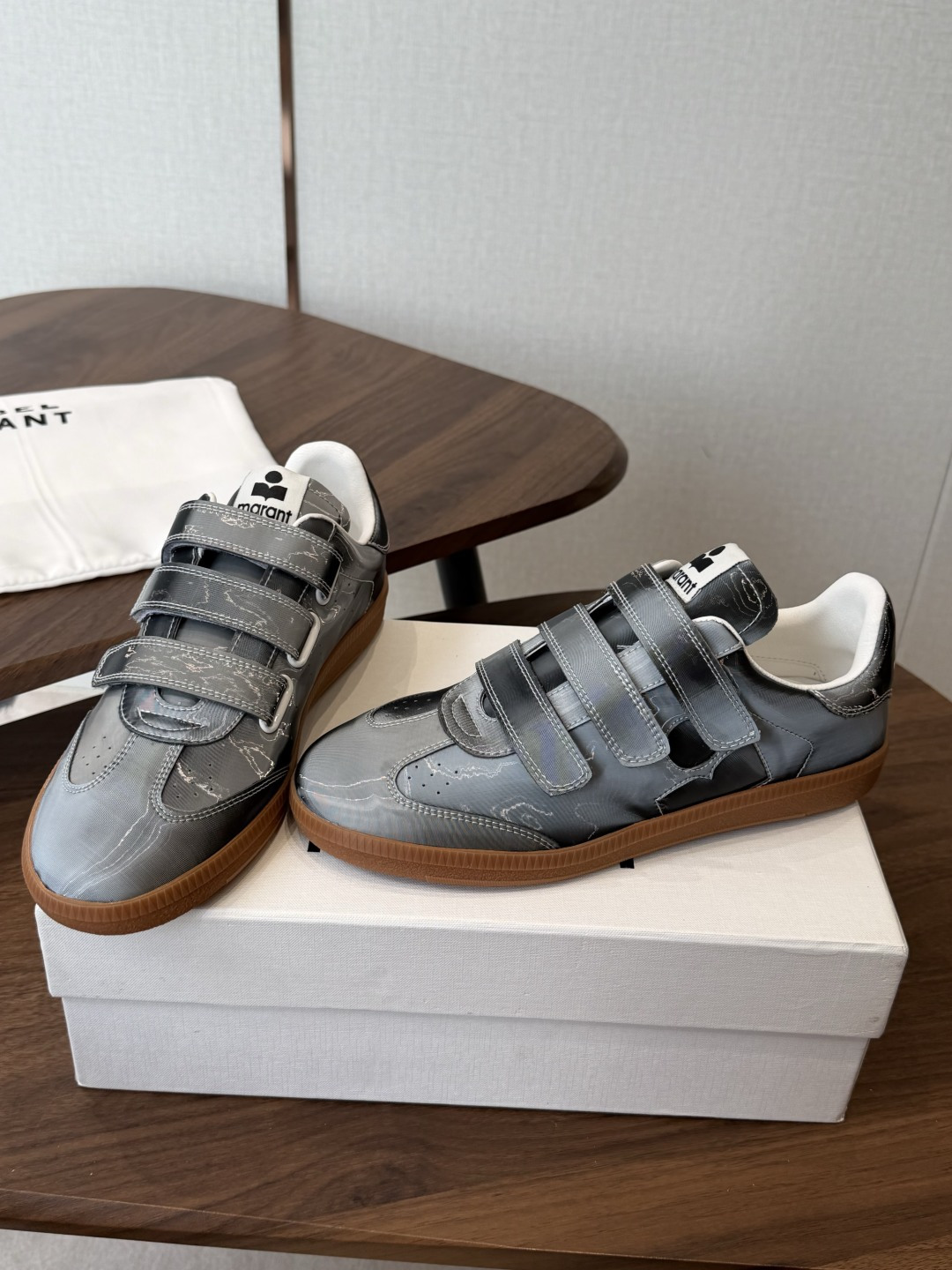 ISABEL.MARANT 伊莎贝尔·玛兰 26ss 新款小白鞋 以打破常规的不羁风格展现生活面貌，整个