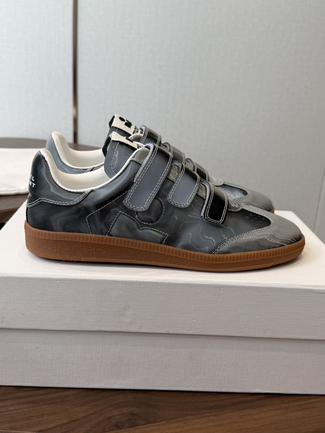 ISABEL.MARANT 伊莎贝尔·玛兰 26ss 新款小白鞋 以打破常规的不羁风格展现生活面貌，整个