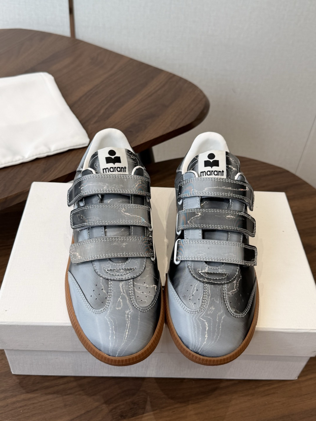 ISABEL.MARANT 伊莎贝尔·玛兰 26ss 新款小白鞋 以打破常规的不羁风格展现生活面貌，整个