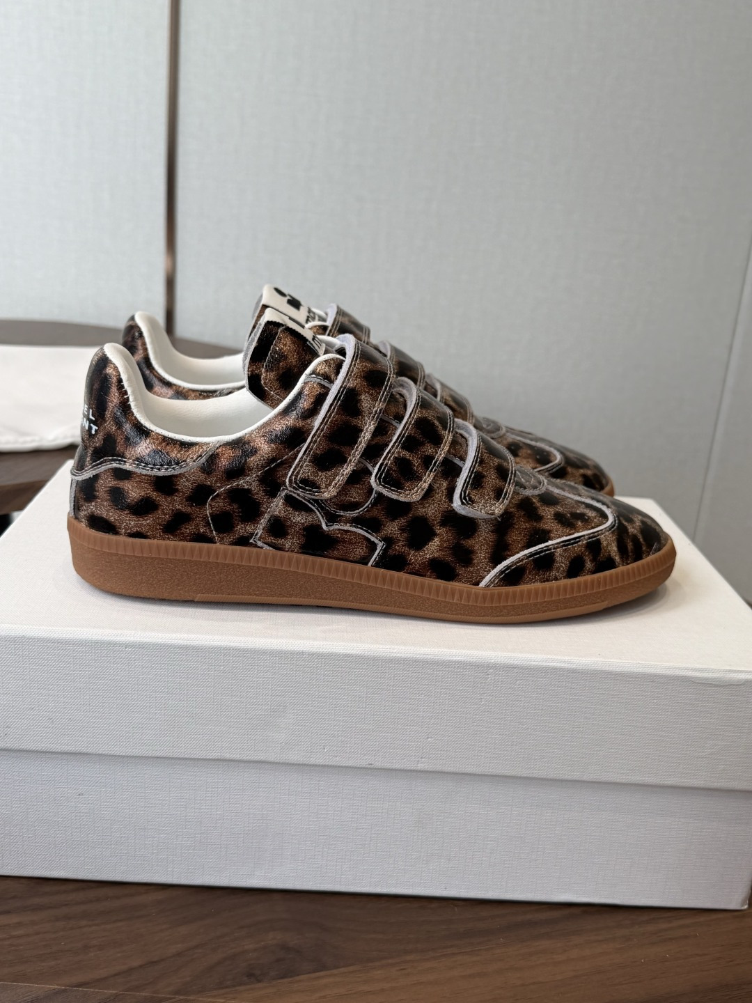 ISABEL.MARANT 伊莎贝尔·玛兰 26ss 新款小白鞋 以打破常规的不羁风格展现生活面貌,整个 ISABEL.MARANT 伊莎贝尔·玛兰 26ss 新款小白鞋 以打破常规的不羁风格展现生活面貌,整个