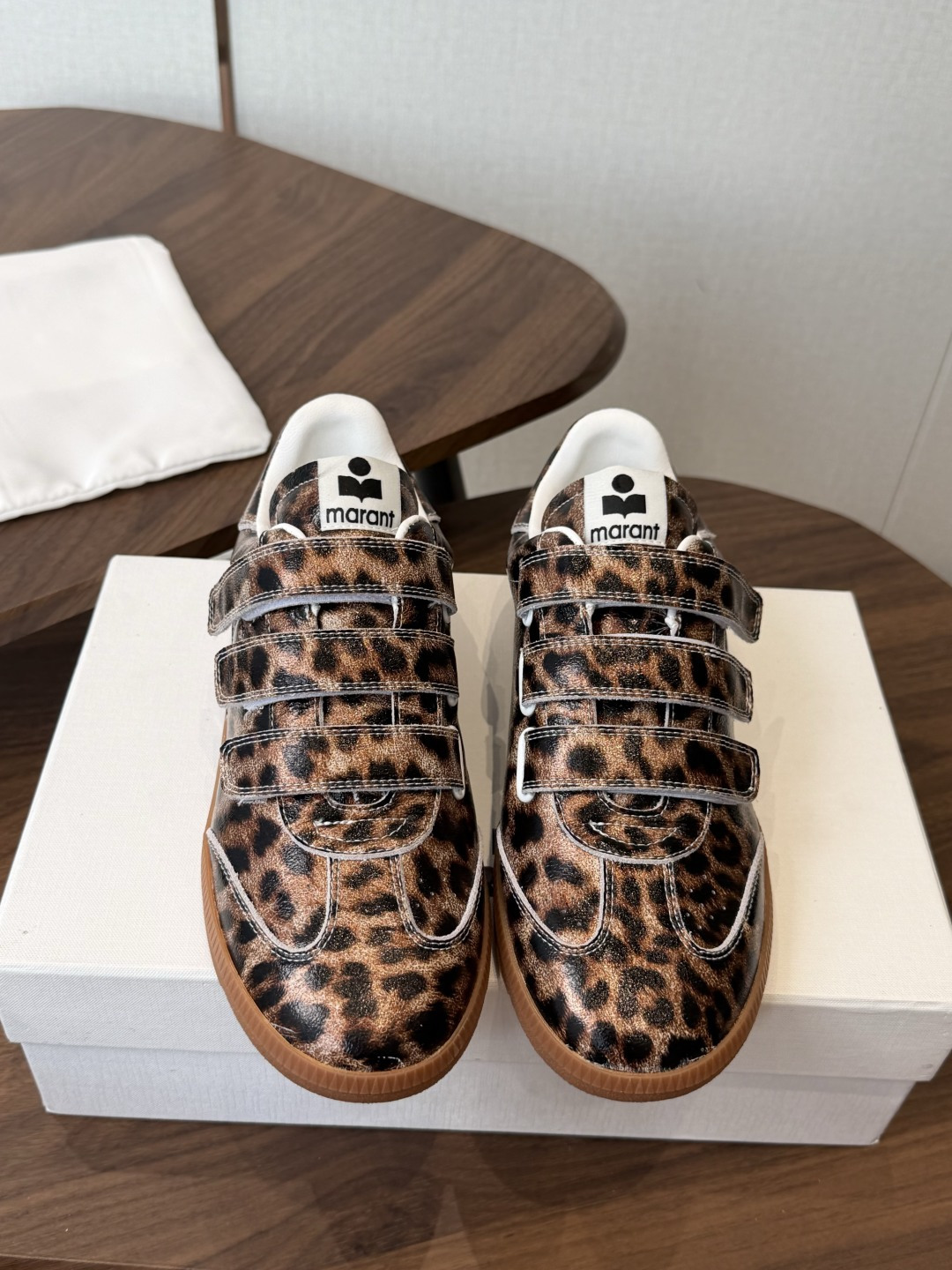 ISABEL.MARANT 伊莎贝尔·玛兰 26ss 新款小白鞋 以打破常规的不羁风格展现生活面貌，整个