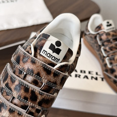 ISABEL.MARANT 伊莎贝尔·玛兰 26ss 新款小白鞋 以打破常规的不羁风格展现生活面貌,整个 ISABEL.MARANT 伊莎贝尔·玛兰 26ss 新款小白鞋 以打破常规的不羁风格展现生活面貌,整个