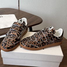 ISABEL.MARANT 伊莎贝尔·玛兰 26ss 新款小白鞋 以打破常规的不羁风格展现生活面貌,整个 ISABEL.MARANT 伊莎贝尔·玛兰 26ss 新款小白鞋 以打破常规的不羁风格展现生活面貌,整个