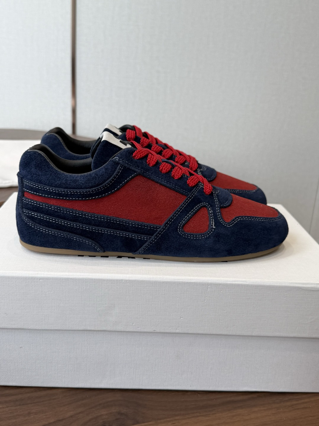 ISABEL.MARANT 伊莎贝尔·玛兰 26ss 新款小白鞋 以打破常规的不羁风格展现生活面貌,整个 ISABEL.MARANT 伊莎贝尔·玛兰 26ss 新款小白鞋 以打破常规的不羁风格展现生活面貌,整个