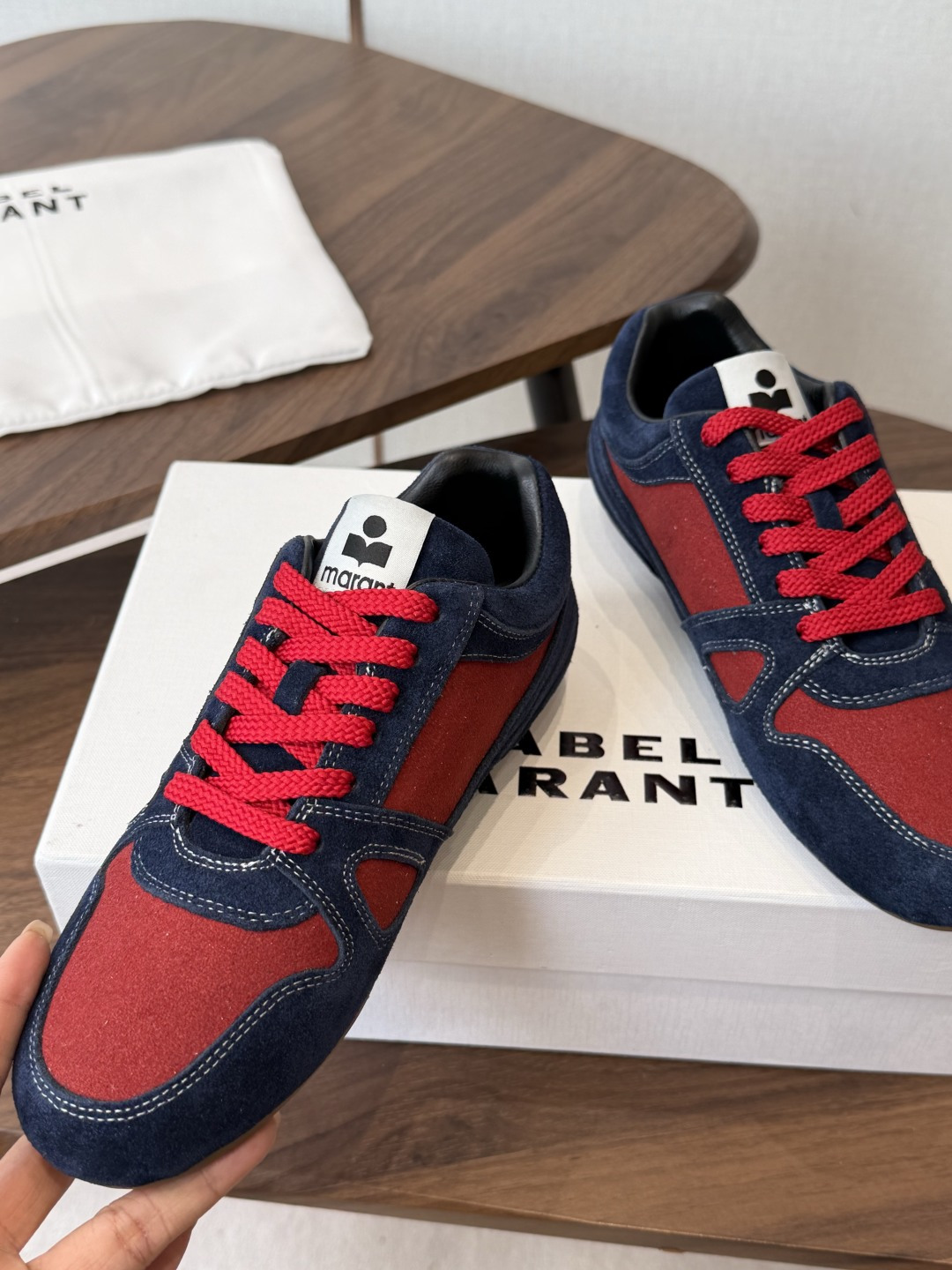 ISABEL.MARANT 伊莎贝尔·玛兰 26ss 新款小白鞋 以打破常规的不羁风格展现生活面貌,整个 ISABEL.MARANT 伊莎贝尔·玛兰 26ss 新款小白鞋 以打破常规的不羁风格展现生活面貌,整个