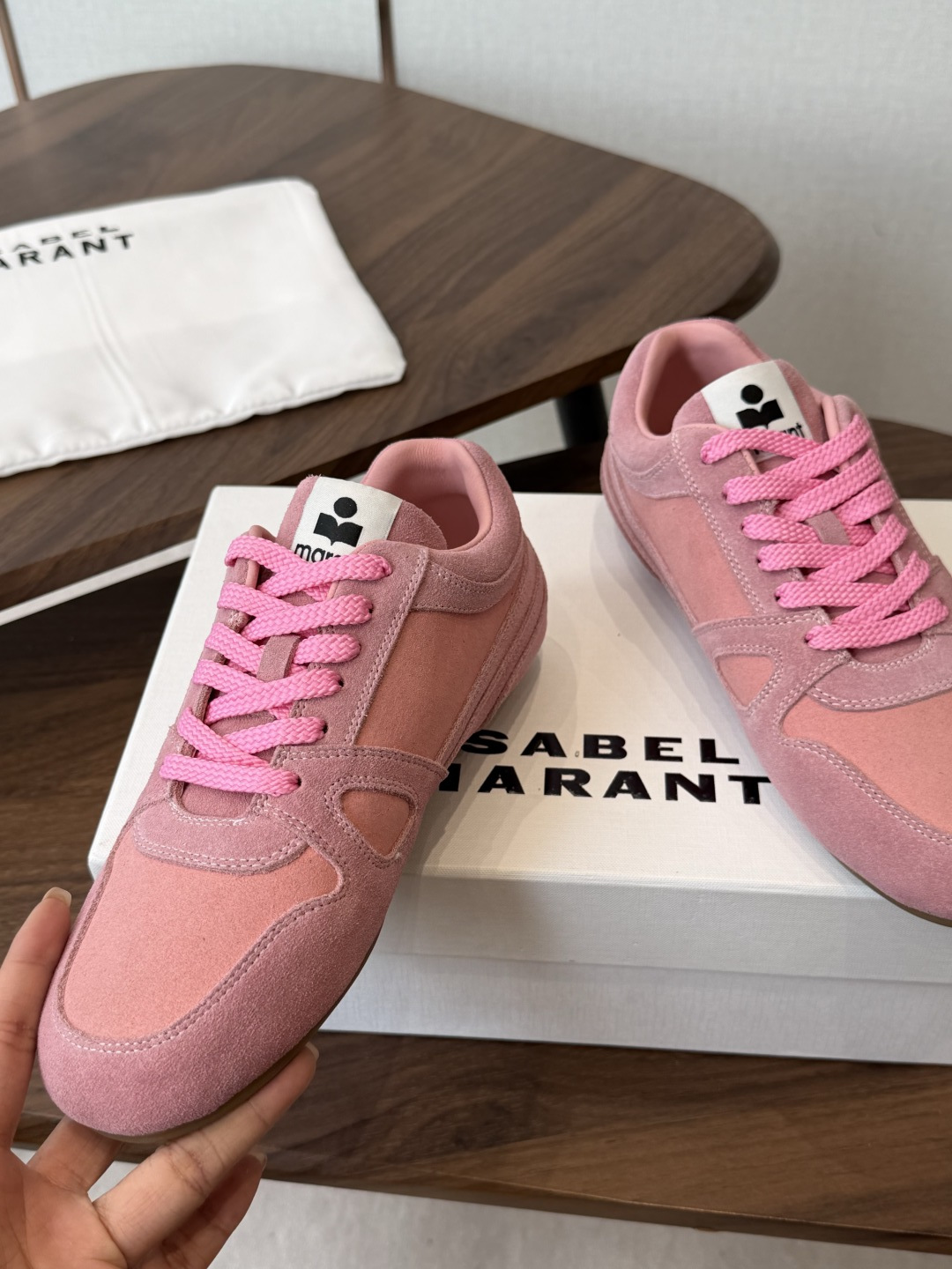 ISABEL.MARANT 伊莎贝尔·玛兰 26ss 新款小白鞋 以打破常规的不羁风格展现生活面貌,整个 ISABEL.MARANT 伊莎贝尔·玛兰 26ss 新款小白鞋 以打破常规的不羁风格展现生活面貌,整个