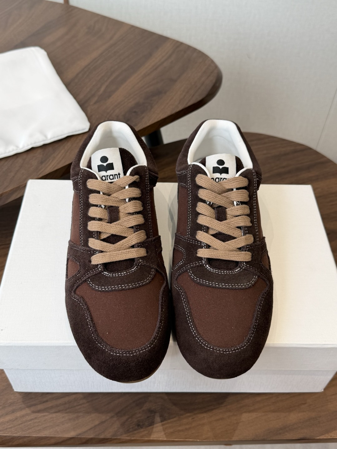 ISABEL.MARANT 伊莎贝尔·玛兰 26ss 新款小白鞋 以打破常规的不羁风格展现生活面貌，整个