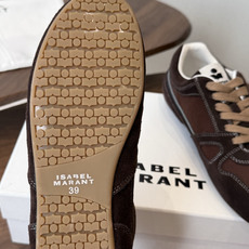 ISABEL.MARANT 伊莎贝尔·玛兰 26ss 新款小白鞋 以打破常规的不羁风格展现生活面貌,整个 ISABEL.MARANT 伊莎贝尔·玛兰 26ss 新款小白鞋 以打破常规的不羁风格展现生活面貌,整个