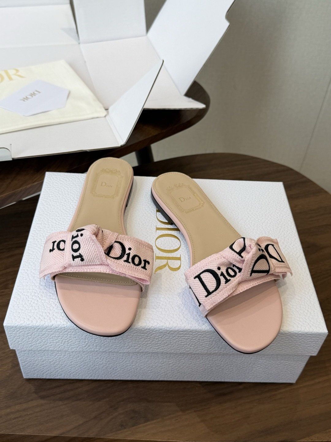 Dior26ss夏季新款字母织带平底一字拖鞋这双拖鞋以品牌标志性的字母织带打造，搭配同色系的皮质鞋床，简