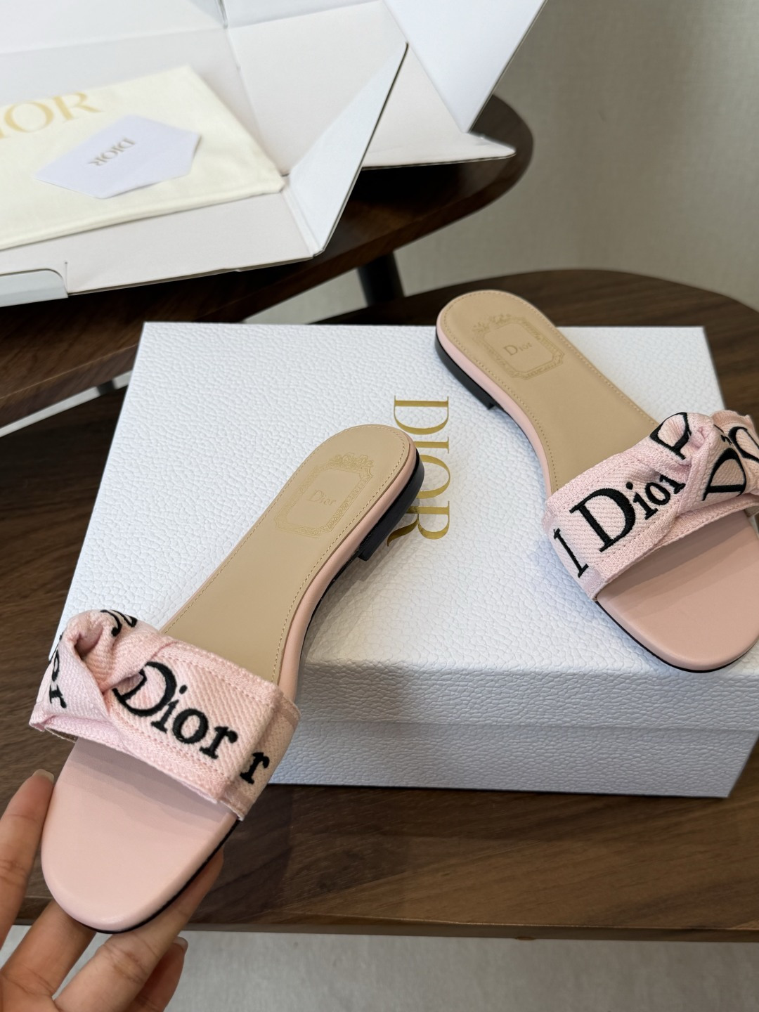 Dior26ss夏季新款字母织带平底一字拖鞋这双拖鞋以品牌标志性的字母织带打造，搭配同色系的皮质鞋床，简