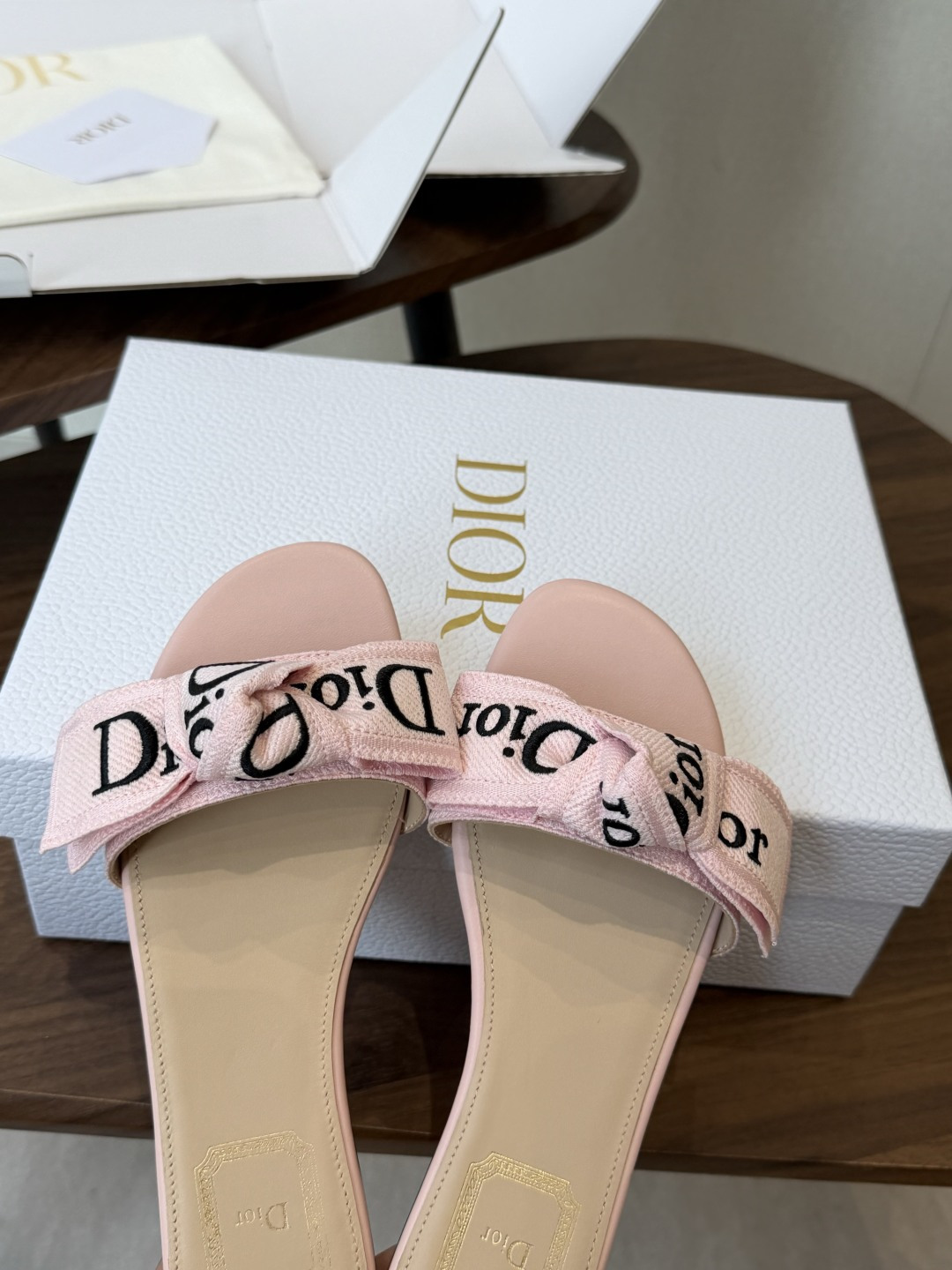 Dior26ss夏季新款字母织带平底一字拖鞋这双拖鞋以品牌标志性的字母织带打造，搭配同色系的皮质鞋床，简
