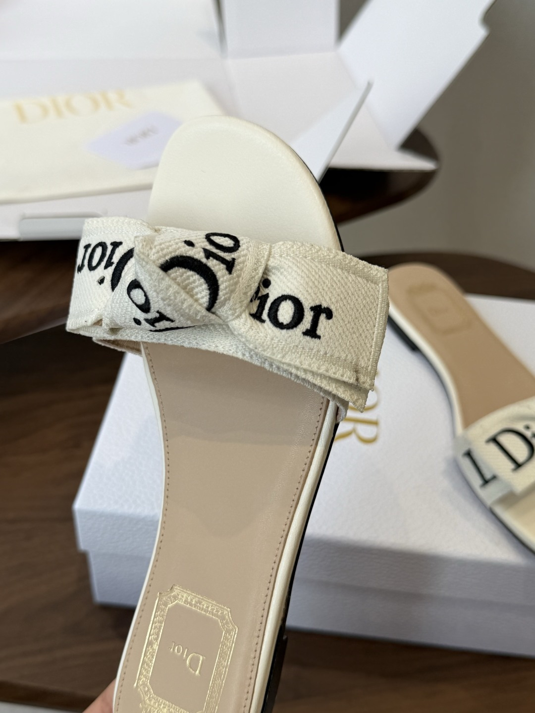 Dior26ss夏季新款字母织带平底一字拖鞋这双拖鞋以品牌标志性的字母织带打造，搭配同色系的皮质鞋床，简