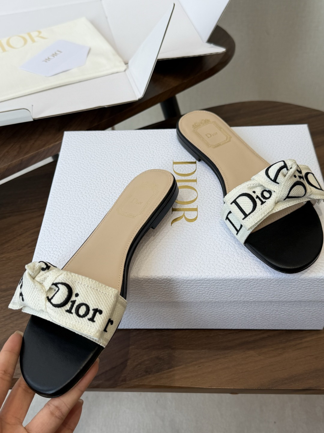 Dior26ss夏季新款字母织带平底一字拖鞋这双拖鞋以品牌标志性的字母织带打造，搭配同色系的皮质鞋床，简